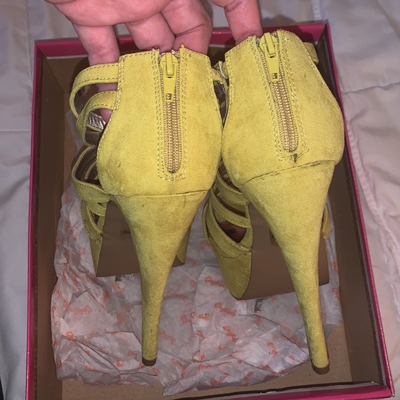 Lime green/yellow heels - Picture 3 of 4